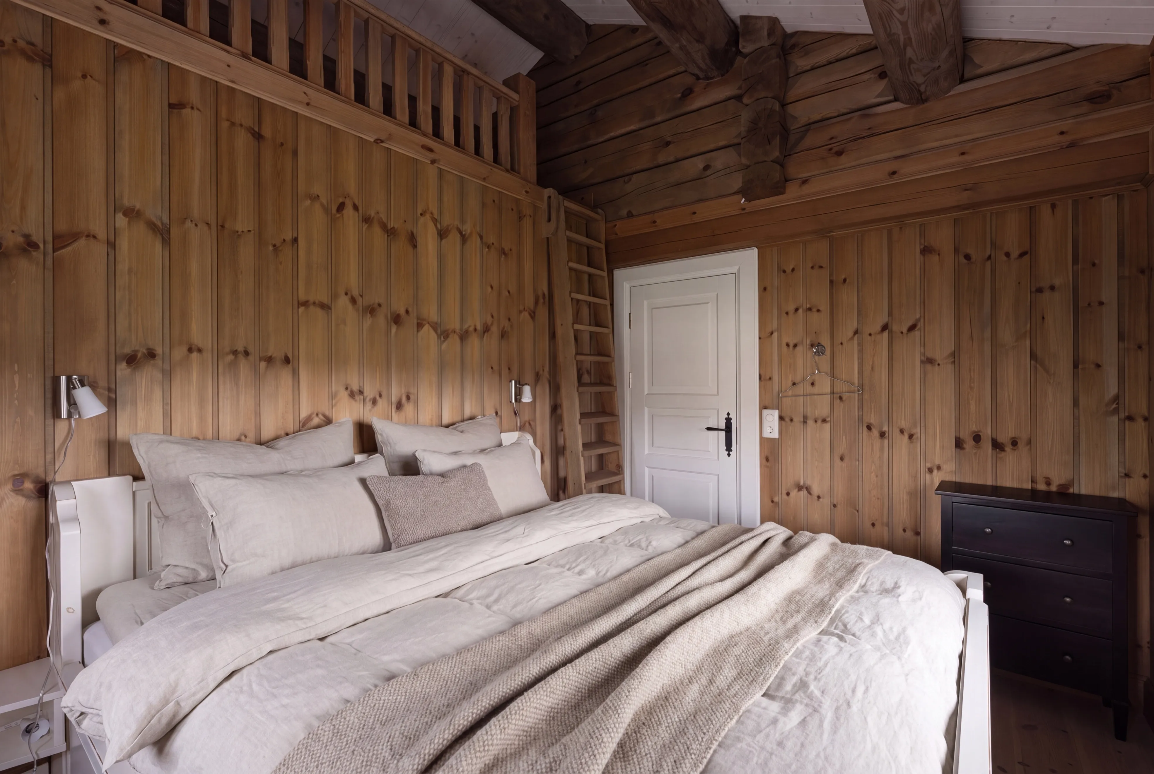 Contemporary 4-Bedroom Cabin in Geilo with Sauna and Scenic Terrace - View image 15 of 41
