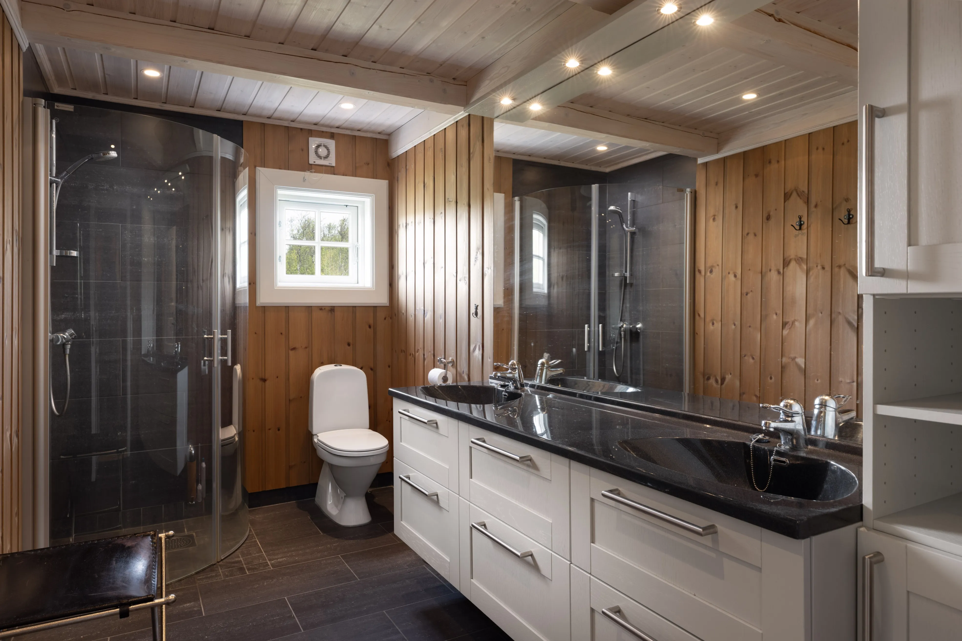 Contemporary 4-Bedroom Cabin in Geilo with Sauna and Scenic Terrace - View image 17 of 41