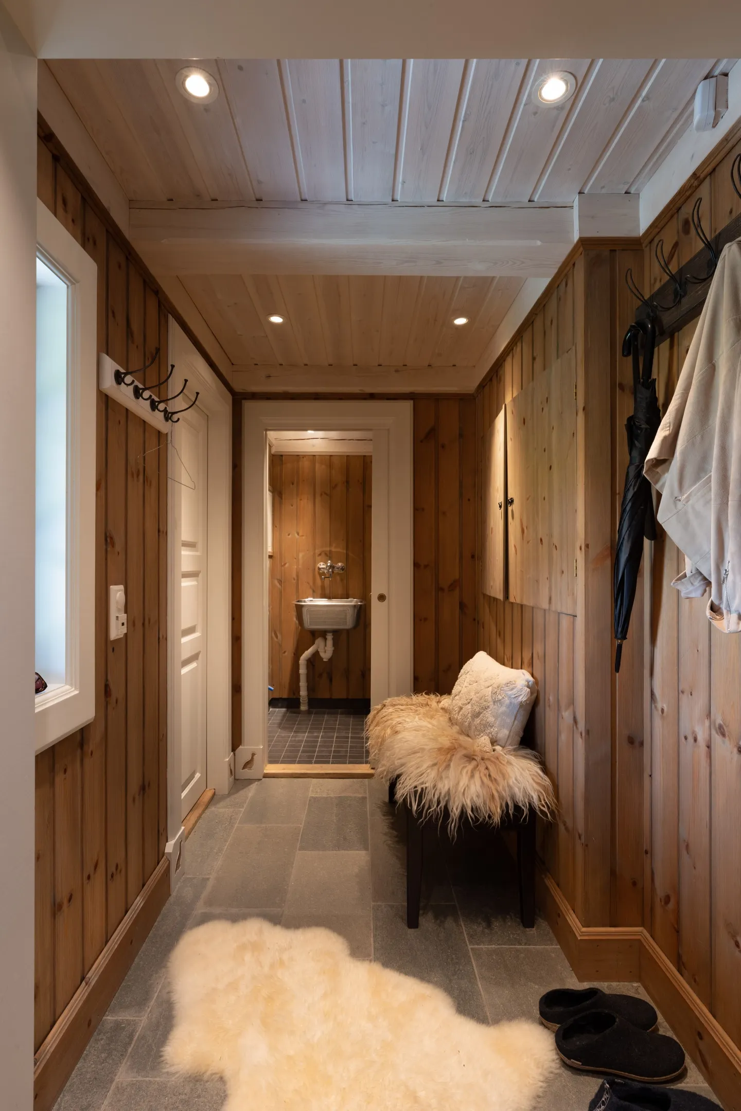 Contemporary 4-Bedroom Cabin in Geilo with Sauna and Scenic Terrace - View image 27 of 41