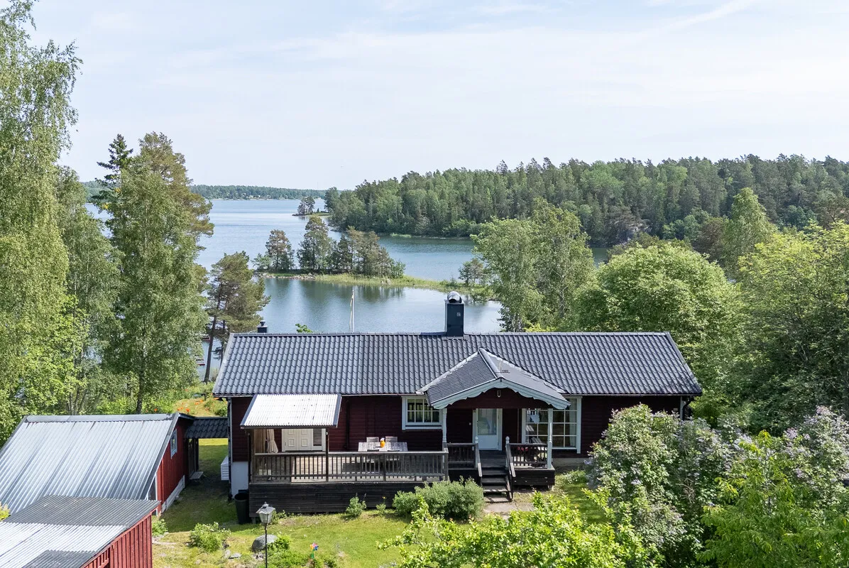 1950s Swedish House with Garden and Water Views in Rådmansö - Image 1