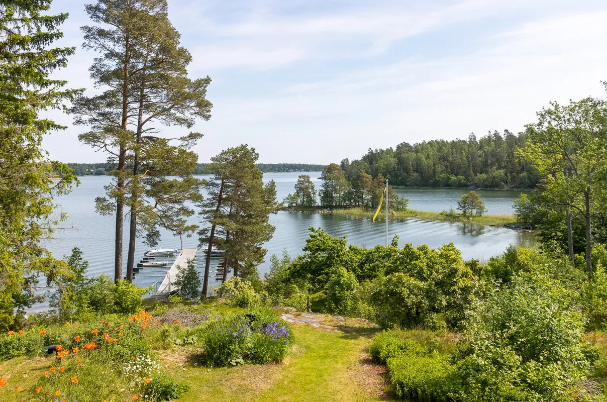 1950s Swedish House with Garden and Water Views in Rådmansö - Image 2