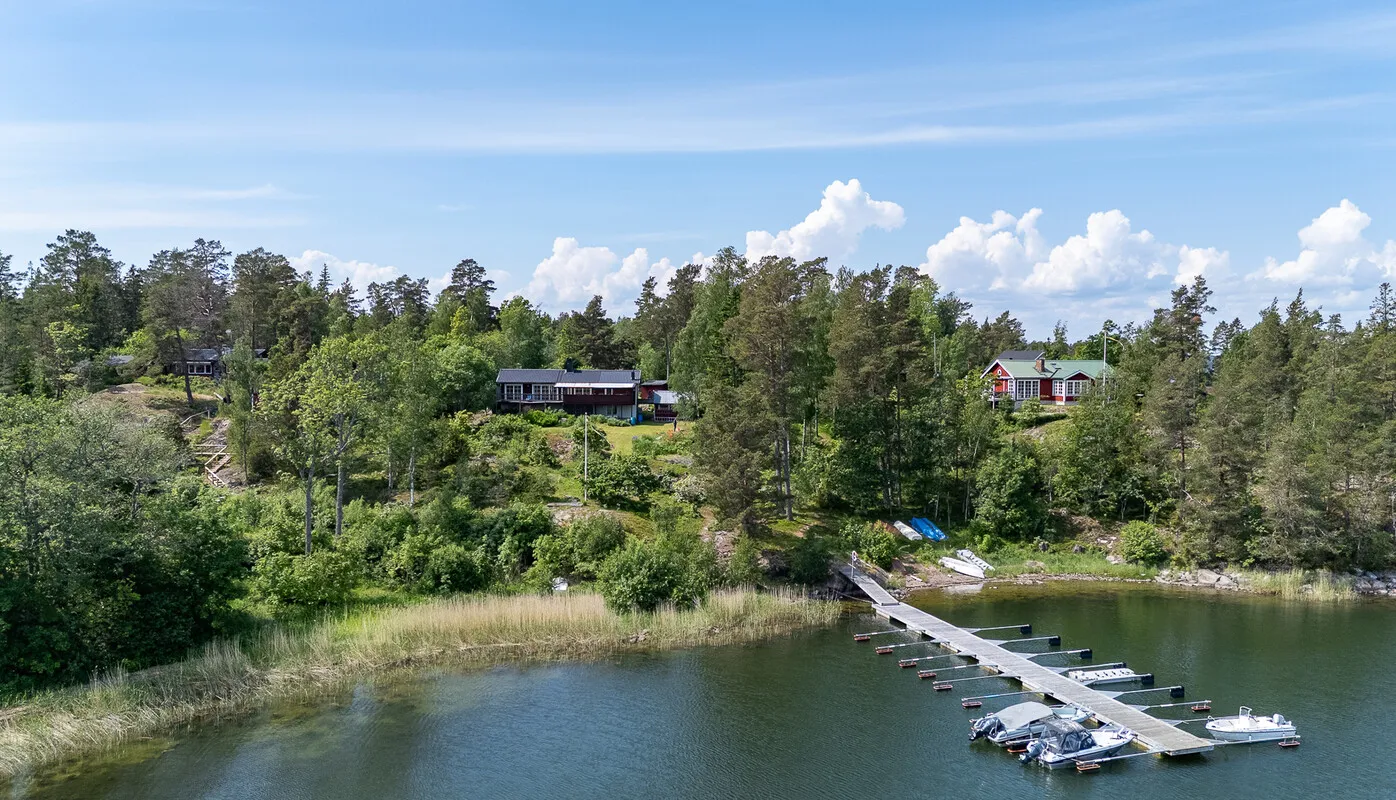1950s Swedish House with Garden and Water Views in Rådmansö - Image 3