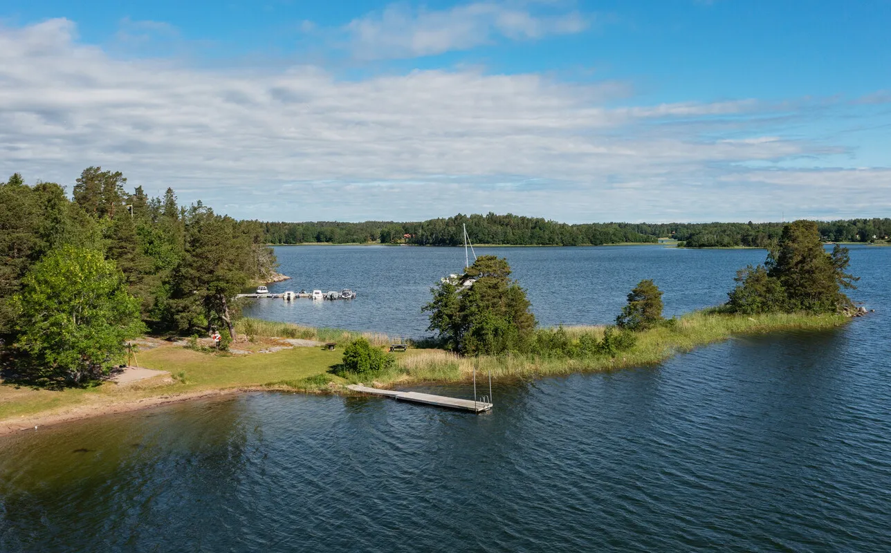 1950s Swedish House with Garden and Water Views in Rådmansö - Image 4
