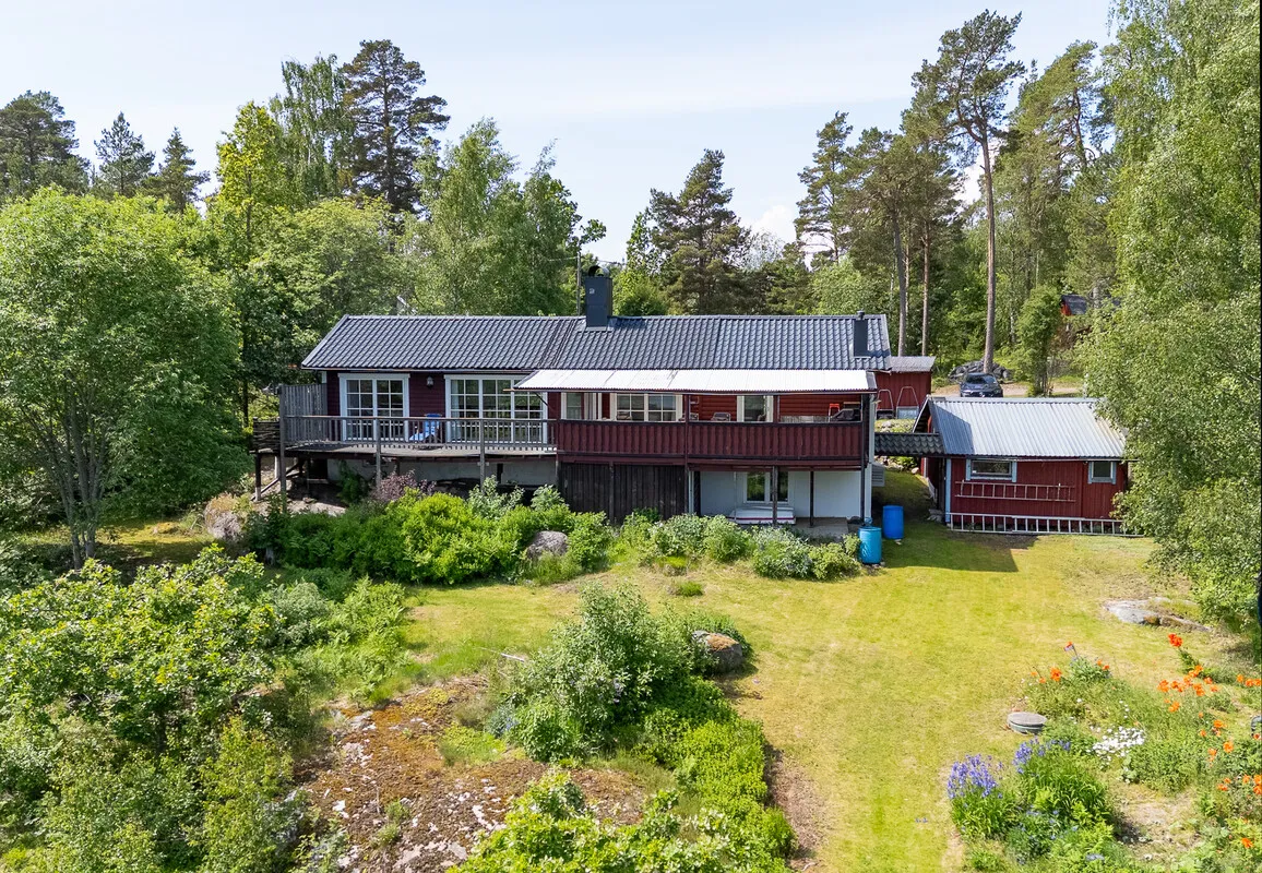 1950s Swedish House with Garden and Water Views in Rådmansö - Image 5