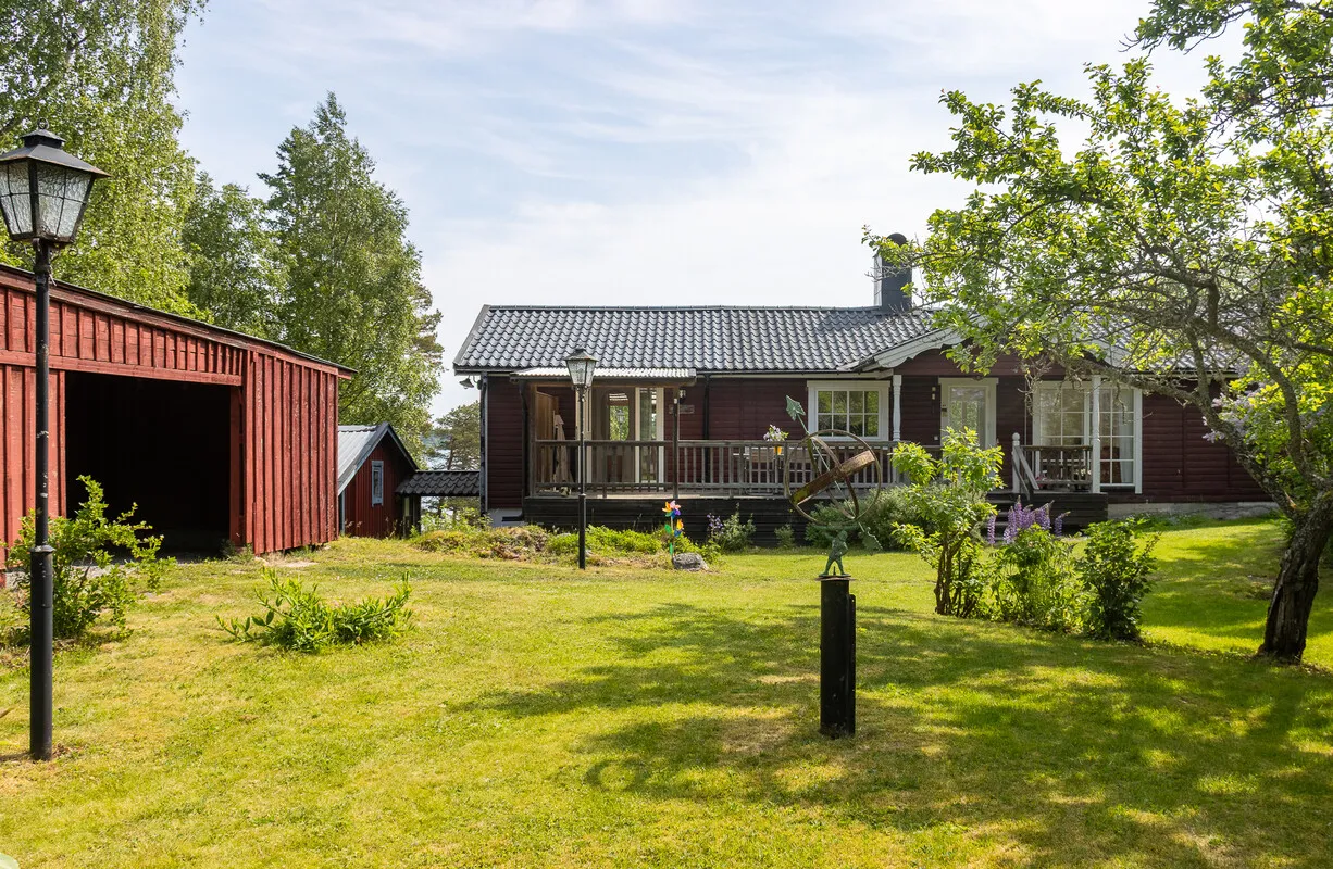 1950s Swedish House with Garden and Water Views in Rådmansö - View image 6 of 46