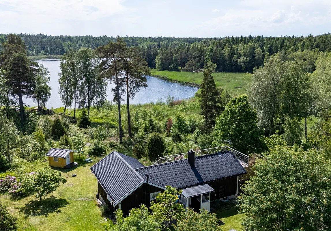 1960s Swedish Retreat with Pool and Terrace in Norrtälje - Image 1