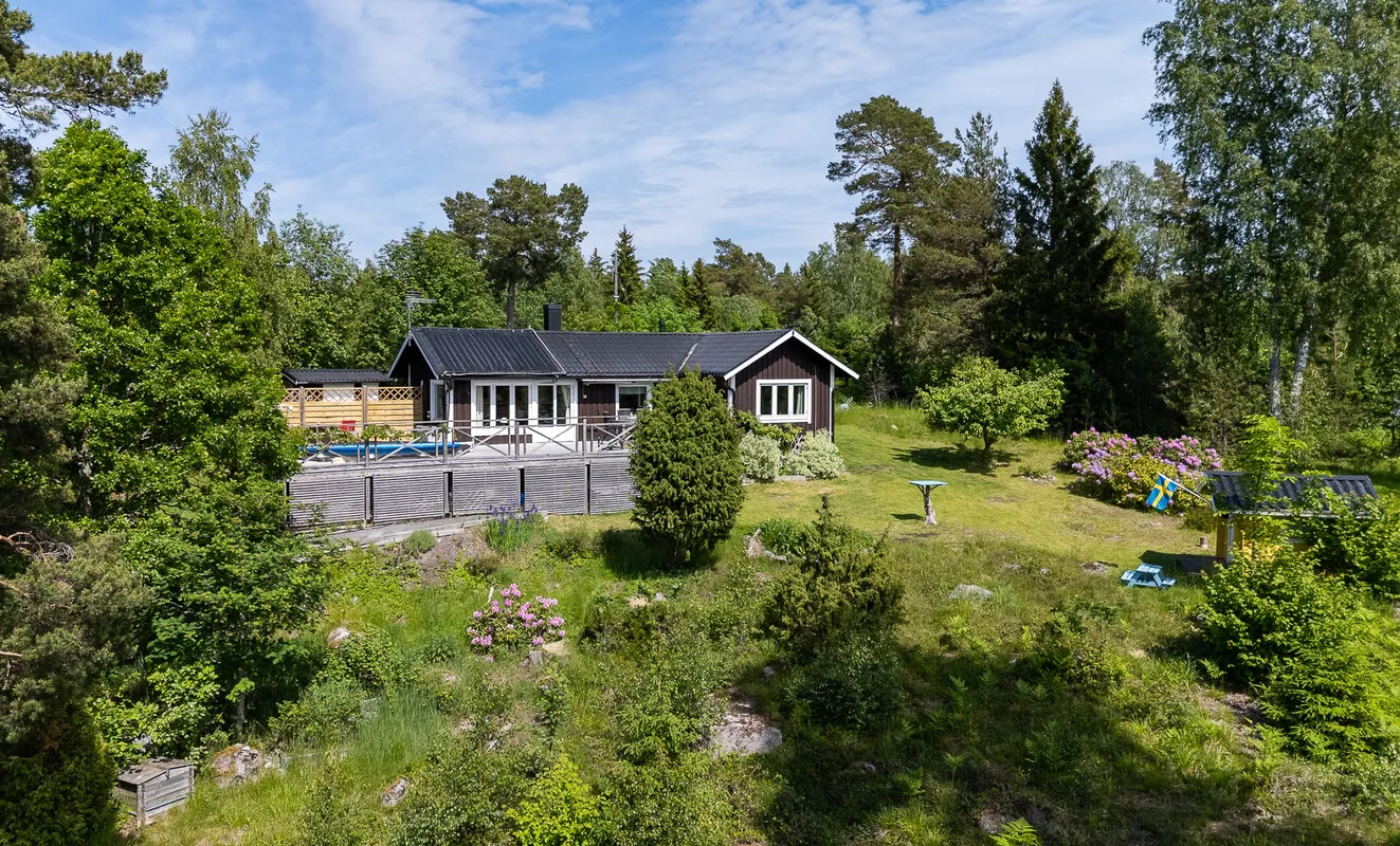 1960s Swedish Retreat with Pool and Terrace in Norrtälje - Image 2