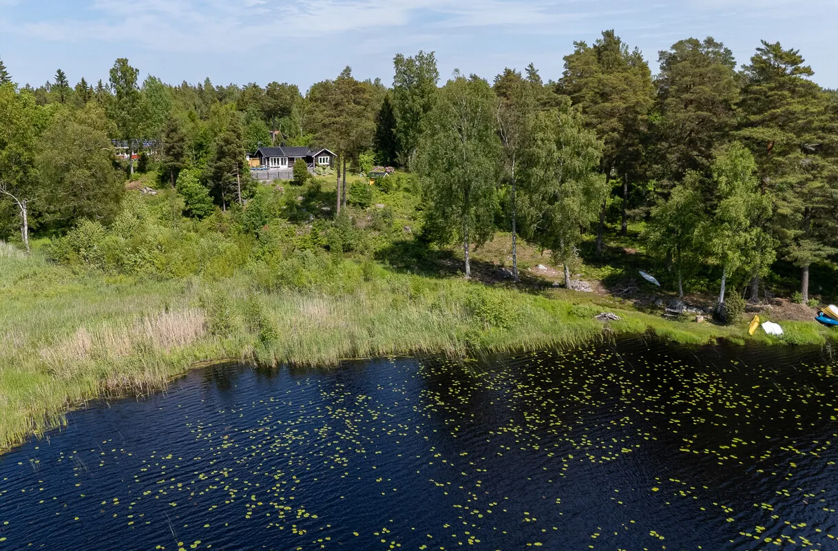 1960s Swedish Retreat with Pool and Terrace in Norrtälje - Image 4