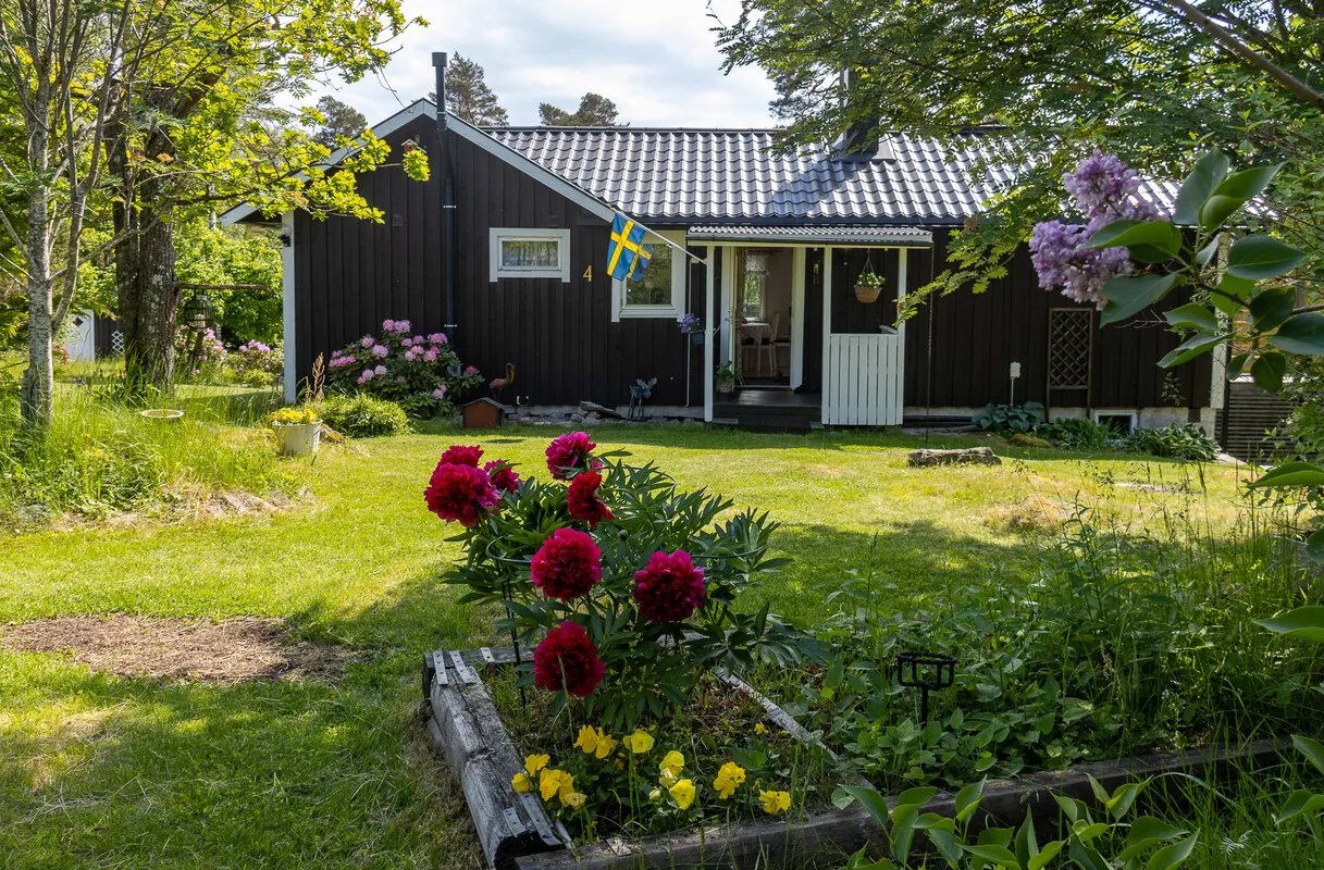 1960s Swedish Retreat with Pool and Terrace in Norrtälje - Image 5