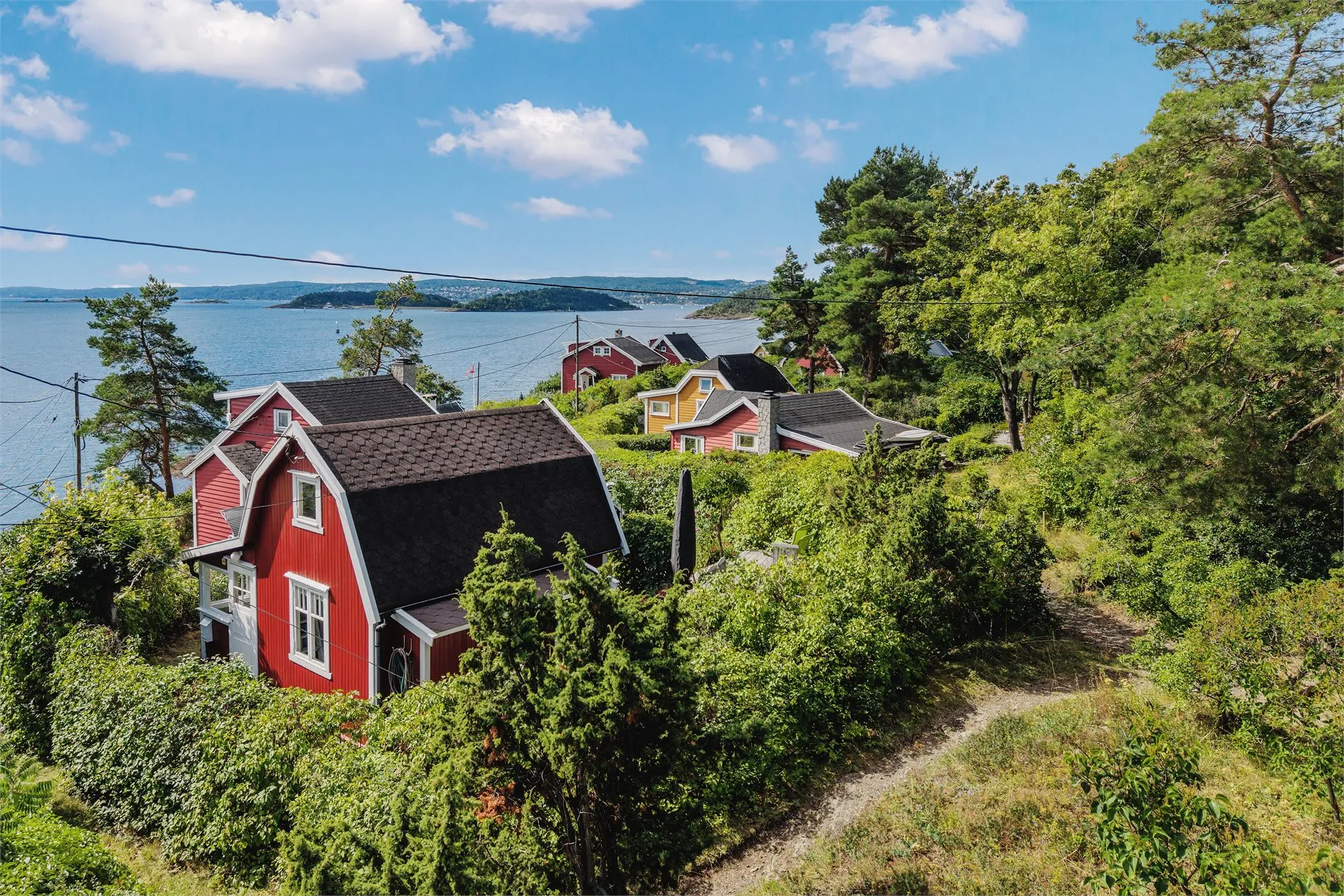 Rustic 1930s Cabin on Bleikøya with Expansive Gardens and Boat Mooring - Image 1