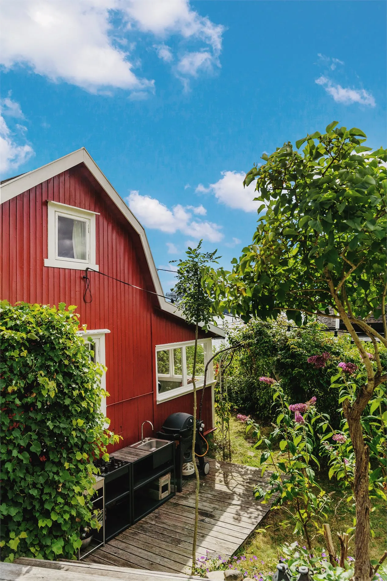 Rustic 1930s Cabin on Bleikøya with Expansive Gardens and Boat Mooring - View image 6 of 47