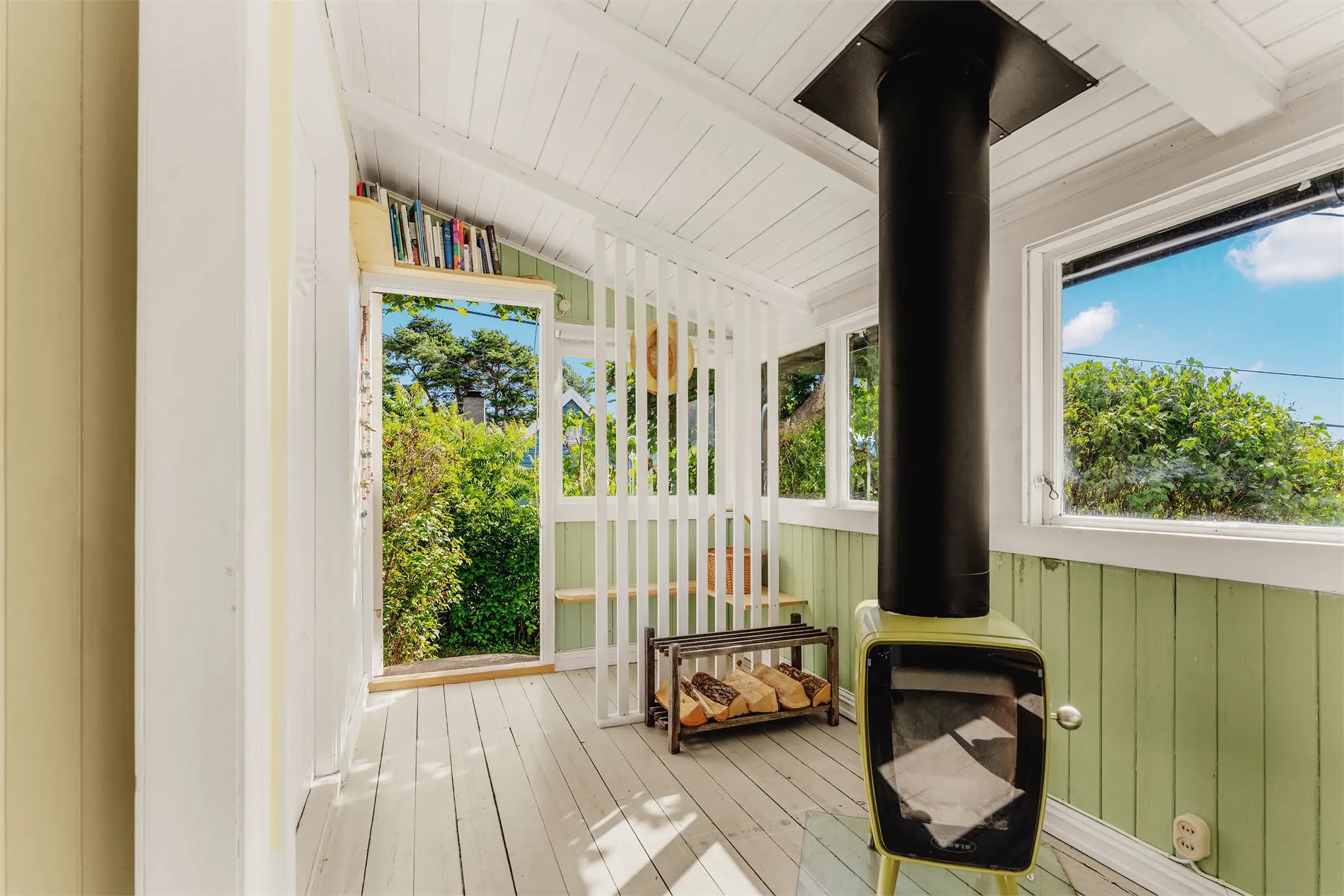 Rustic 1930s Cabin on Bleikøya with Expansive Gardens and Boat Mooring - View image 19 of 47