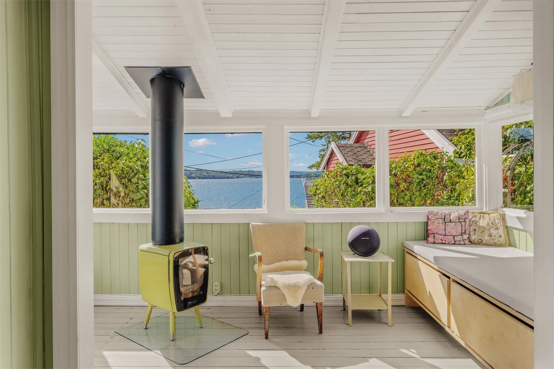 Rustic 1930s Cabin on Bleikøya with Expansive Gardens and Boat Mooring - View image 24 of 47
