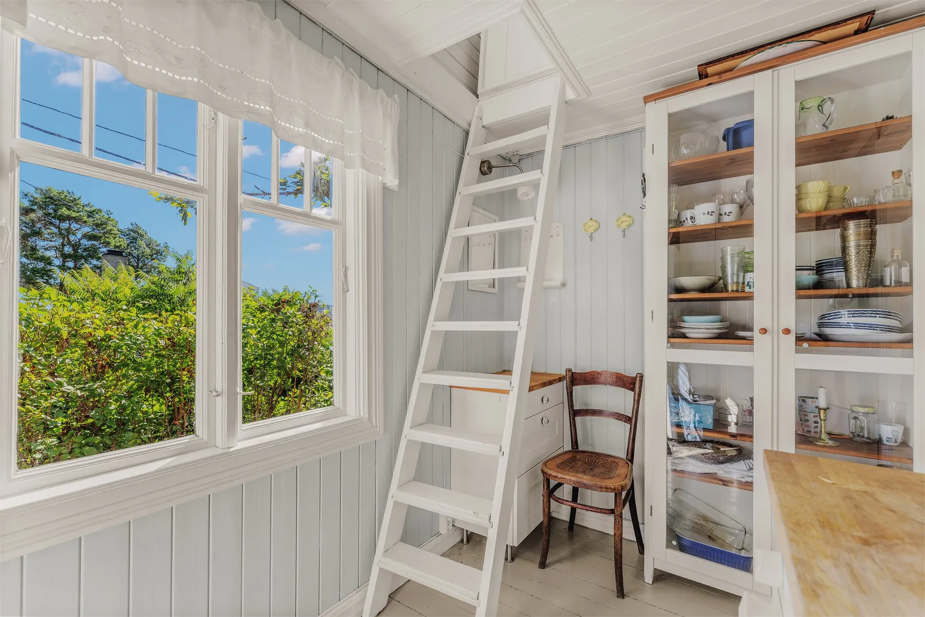 Rustic 1930s Cabin on Bleikøya with Expansive Gardens and Boat Mooring - View image 26 of 47