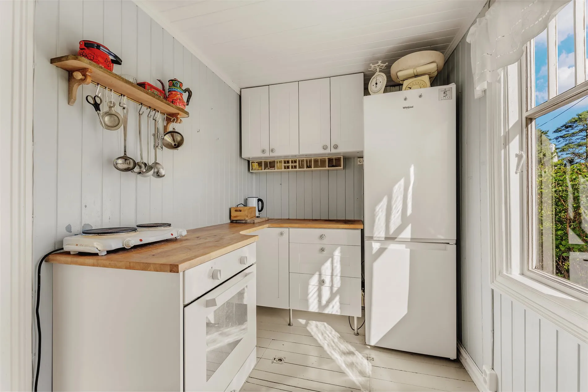 Rustic 1930s Cabin on Bleikøya with Expansive Gardens and Boat Mooring - View image 29 of 47