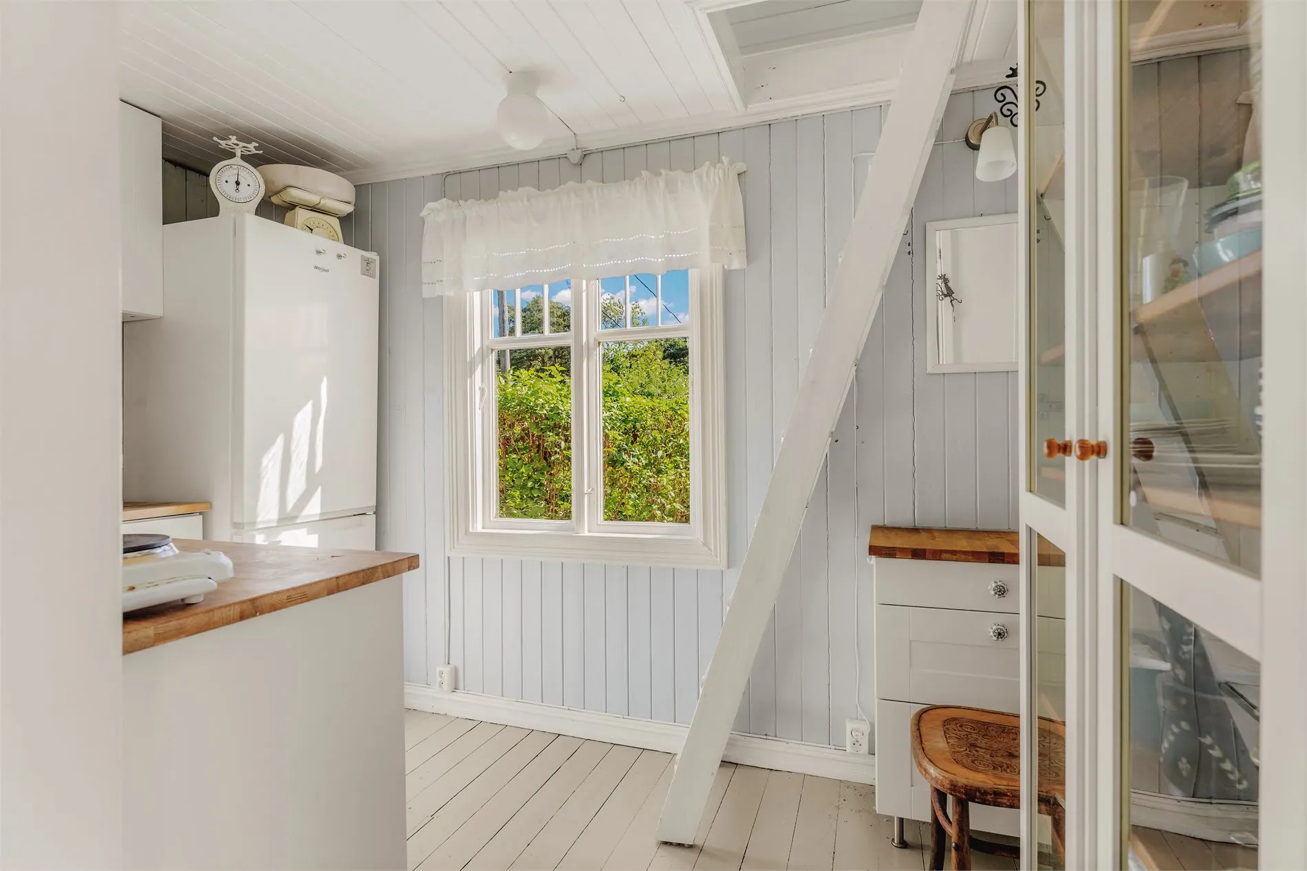 Rustic 1930s Cabin on Bleikøya with Expansive Gardens and Boat Mooring - View image 30 of 47