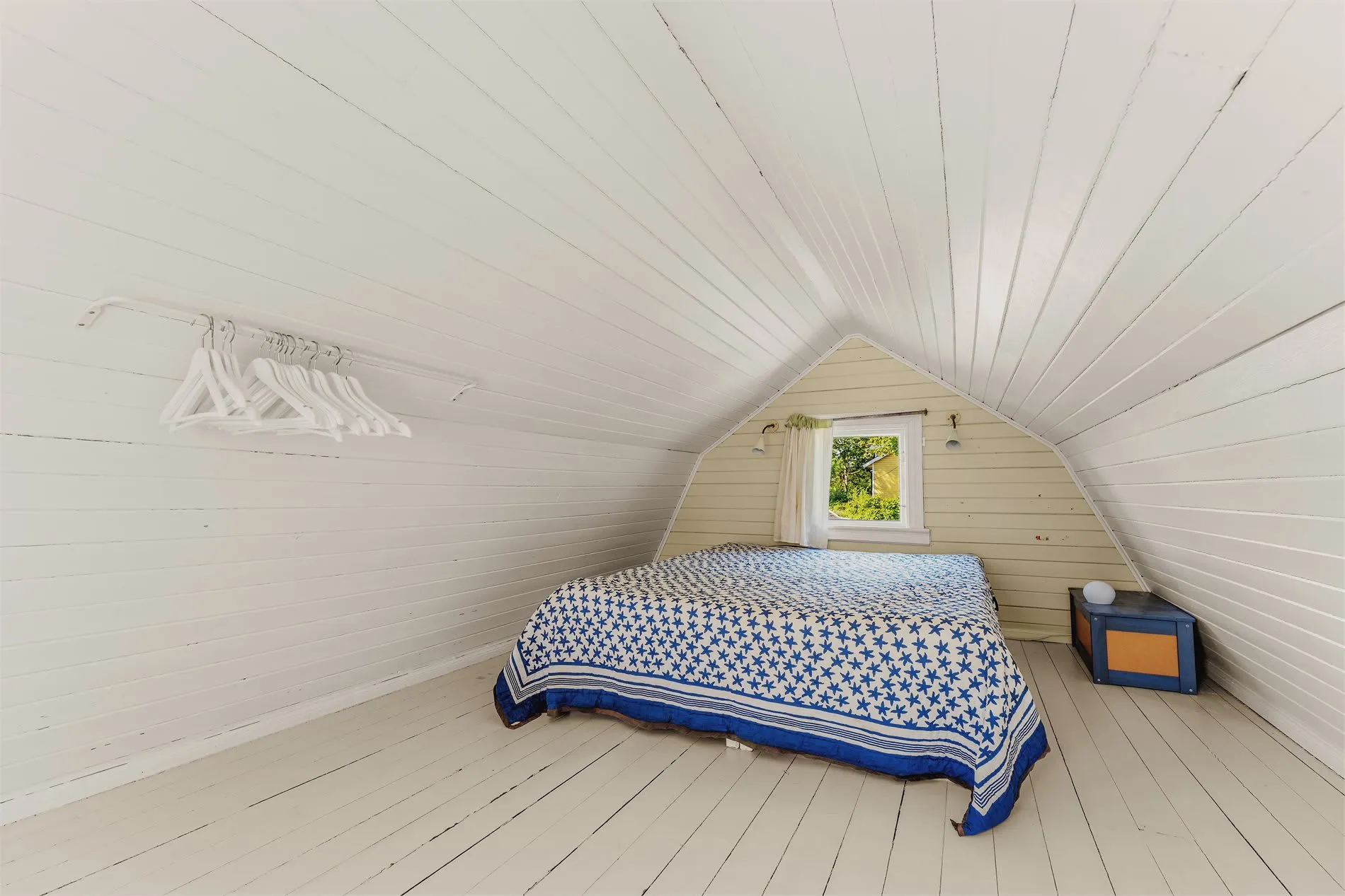Rustic 1930s Cabin on Bleikøya with Expansive Gardens and Boat Mooring - View image 31 of 47