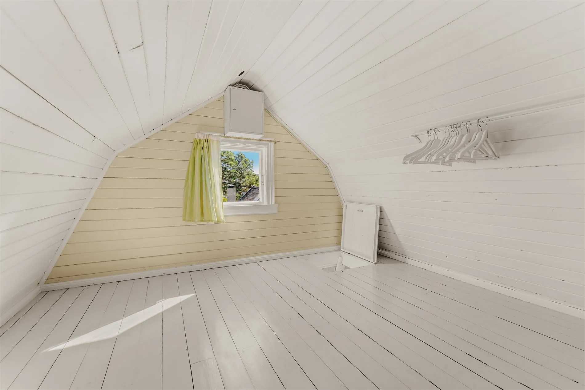 Rustic 1930s Cabin on Bleikøya with Expansive Gardens and Boat Mooring - View image 32 of 47