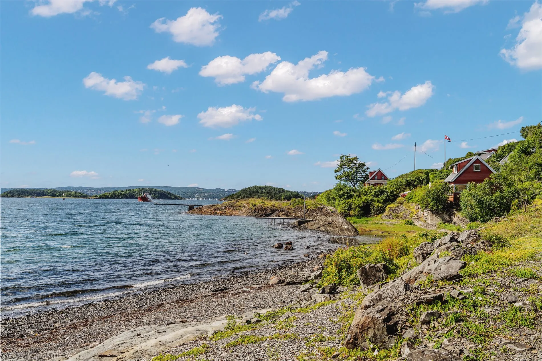 Rustic 1930s Cabin on Bleikøya with Expansive Gardens and Boat Mooring - View image 35 of 47