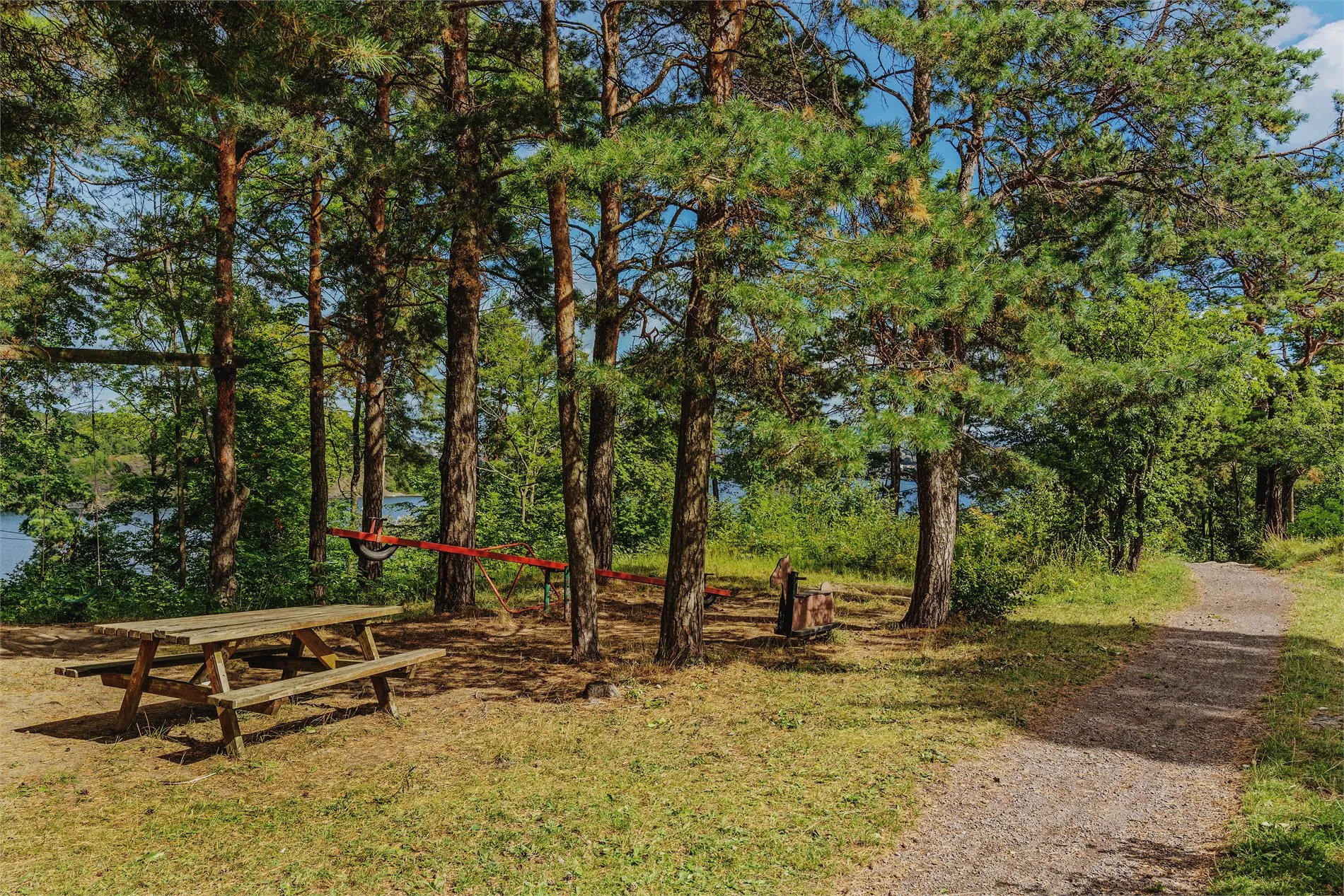 Rustic 1930s Cabin on Bleikøya with Expansive Gardens and Boat Mooring - View image 39 of 47