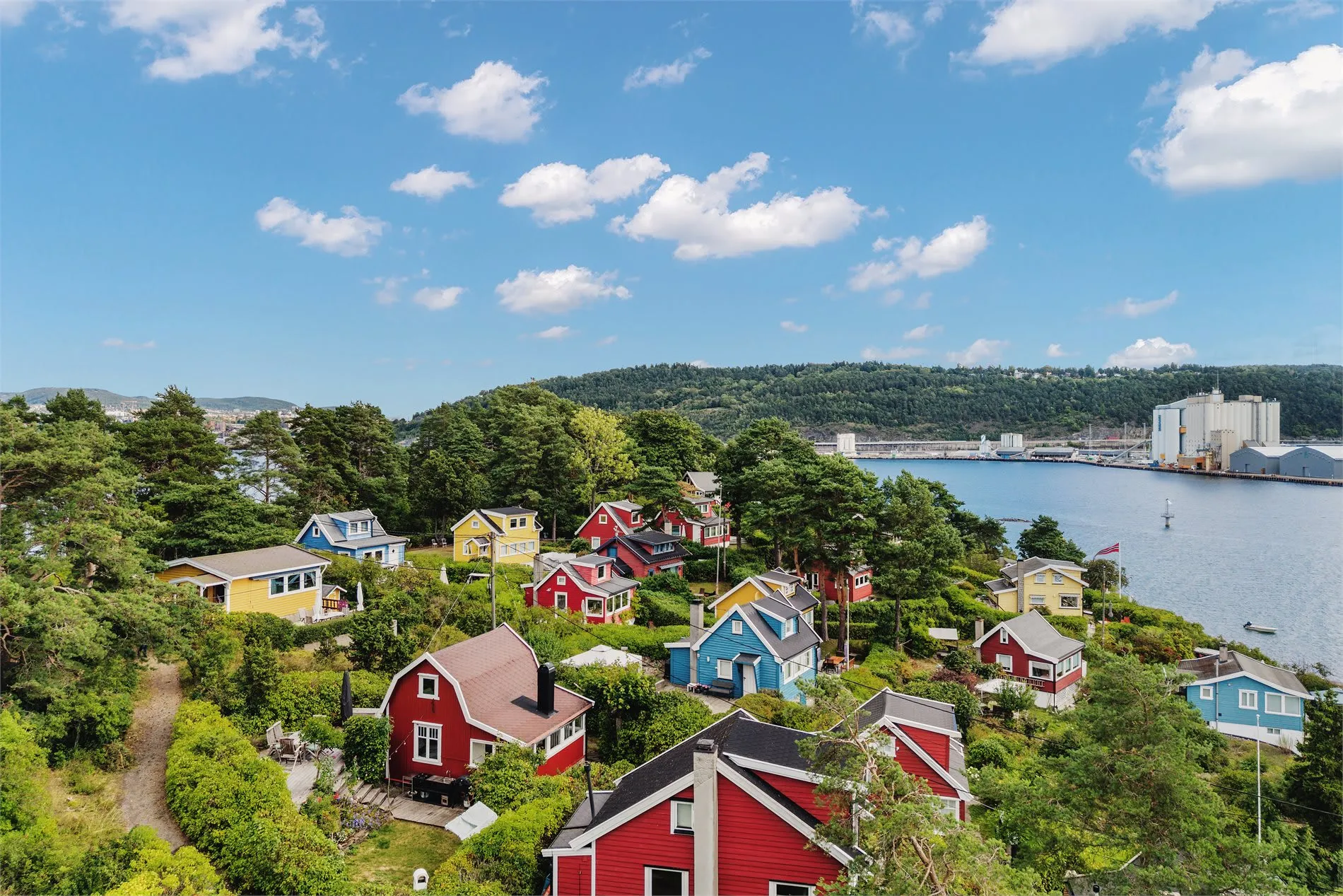 Rustic 1930s Cabin on Bleikøya with Expansive Gardens and Boat Mooring - View image 40 of 47
