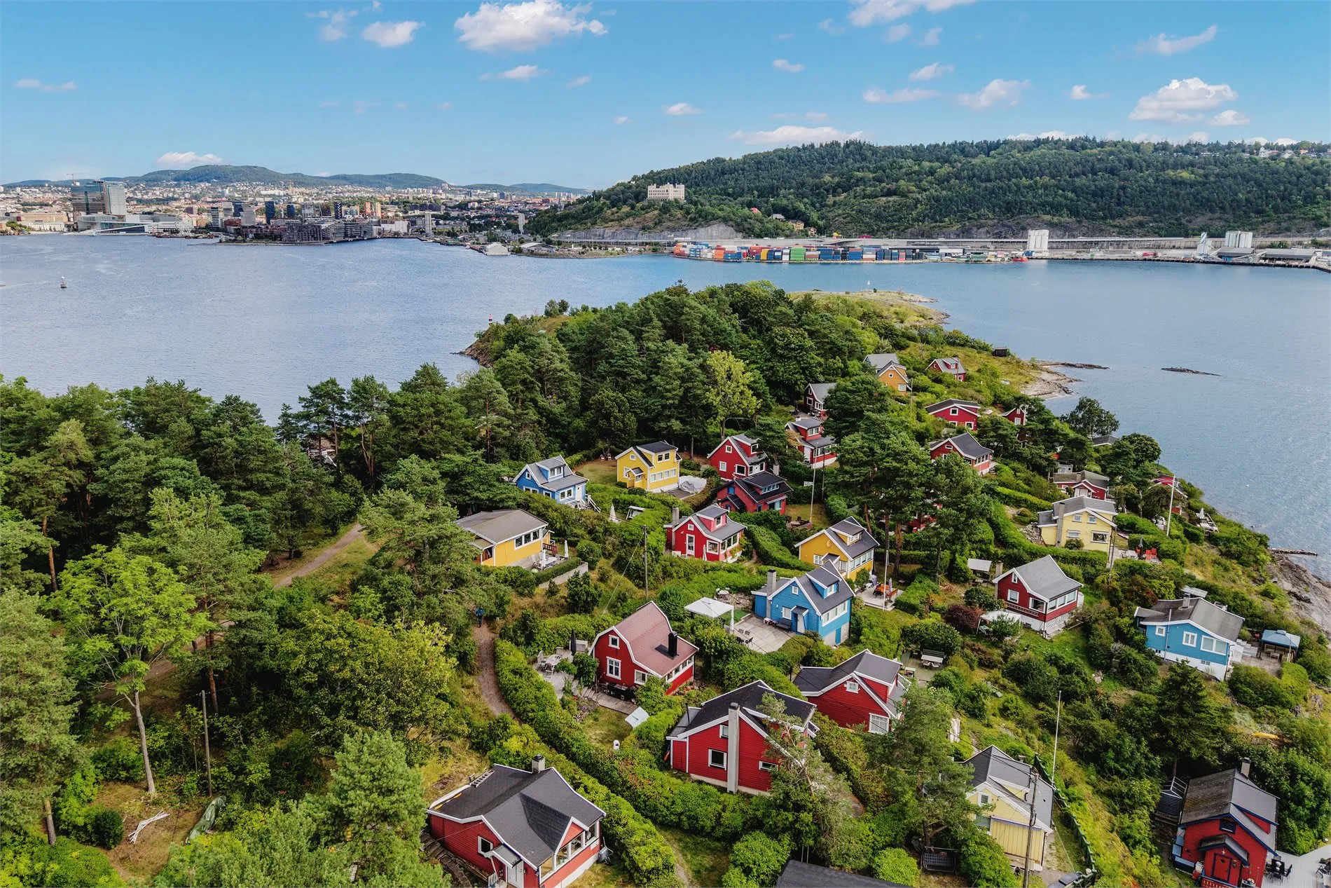 Rustic 1930s Cabin on Bleikøya with Expansive Gardens and Boat Mooring - View image 41 of 47