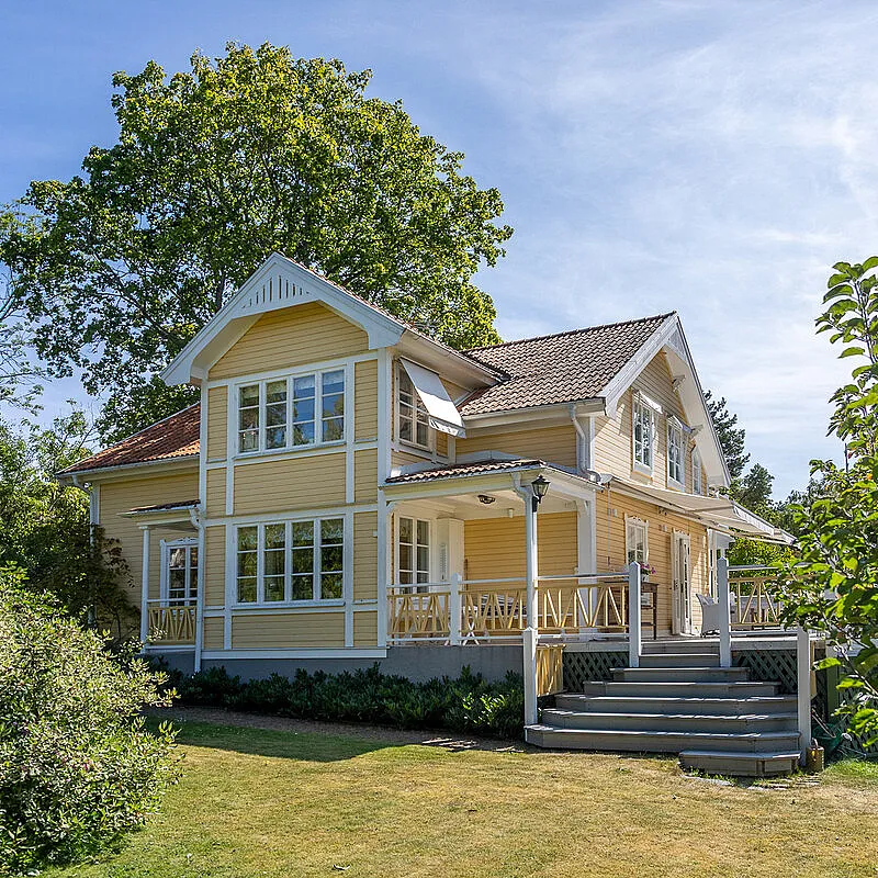 1909 Swedish Coastal House with Expansive Garden and 5 Bedrooms