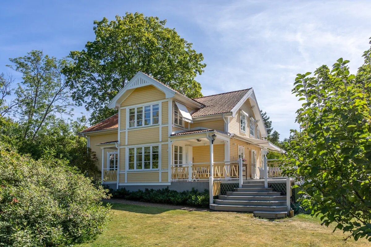 1909 Swedish Coastal House with Expansive Garden and 5 Bedrooms - Image 1