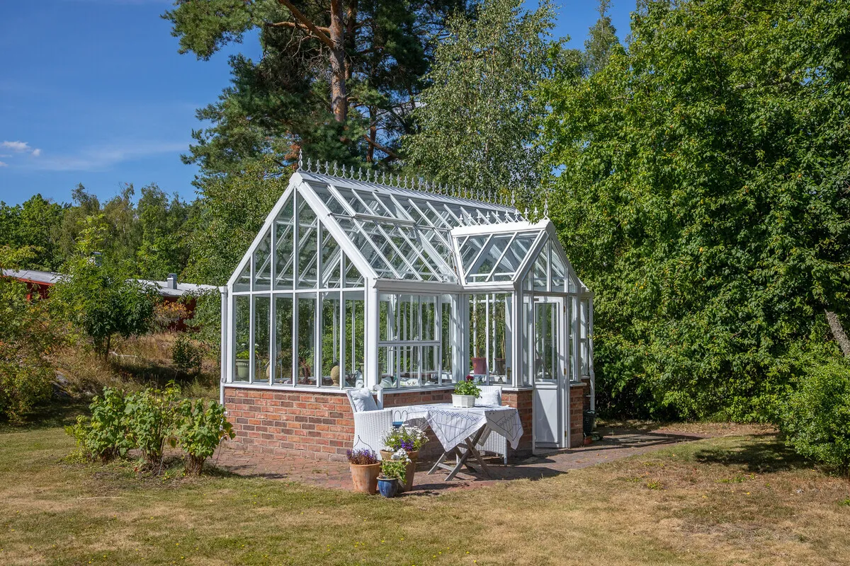 1909 Swedish Coastal House with Expansive Garden and 5 Bedrooms - Image 3