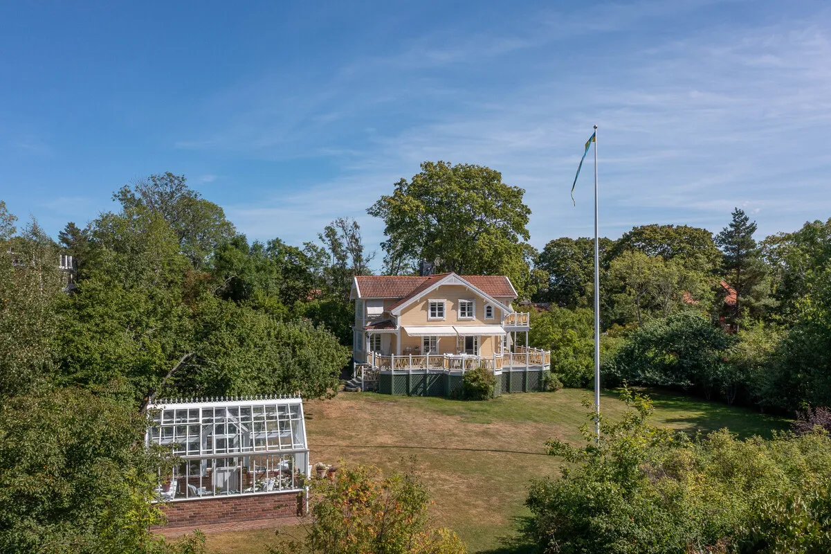 1909 Swedish Coastal House with Expansive Garden and 5 Bedrooms - Image 4