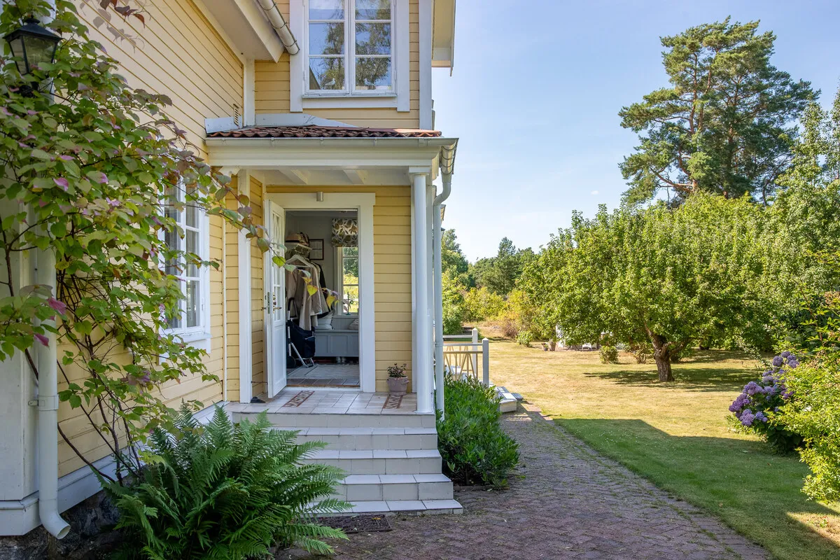 1909 Swedish Coastal House with Expansive Garden and 5 Bedrooms - View image 6 of 44
