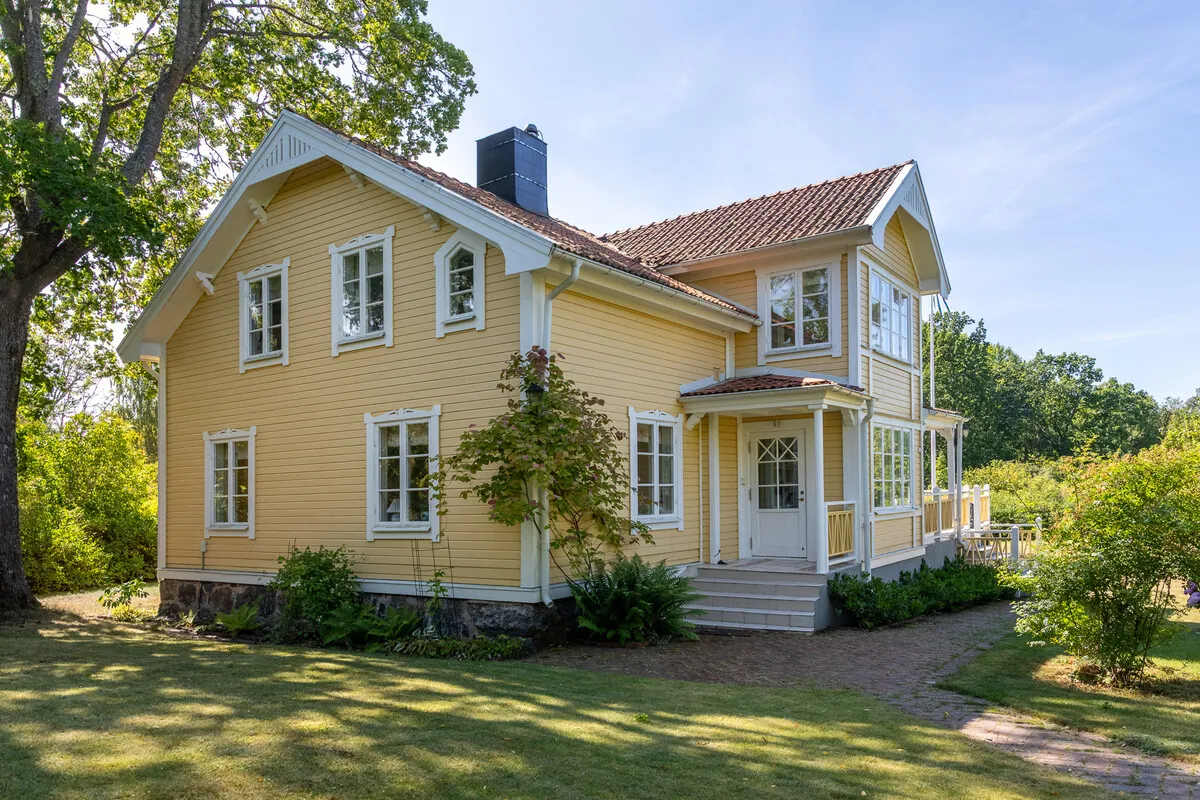 1909 Swedish Coastal House with Expansive Garden and 5 Bedrooms - View image 9 of 44