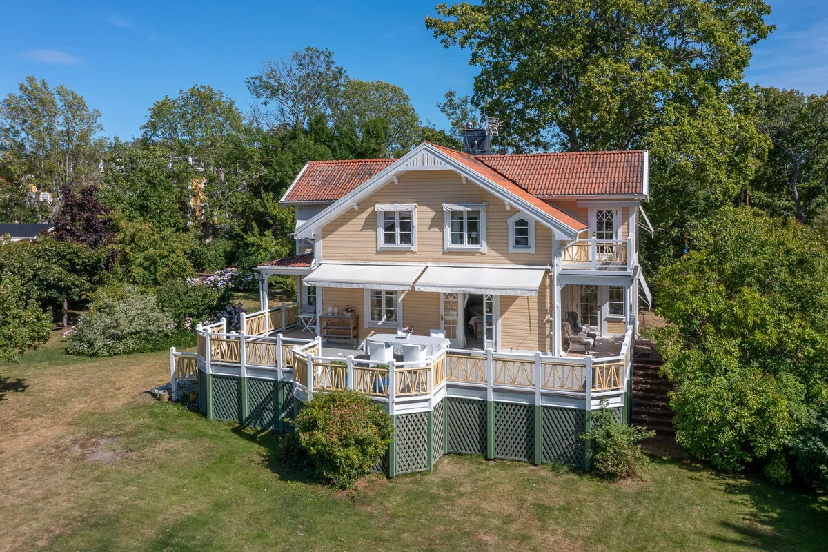 1909 Swedish Coastal House with Expansive Garden and 5 Bedrooms - View image 10 of 44