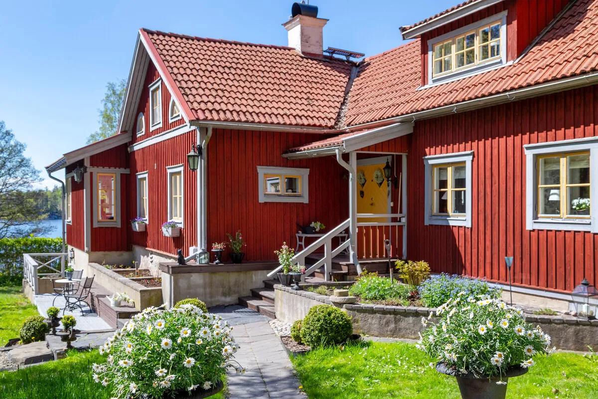 1907 Swedish Country House with Expansive Gardens and Lakeside Views - Image 1