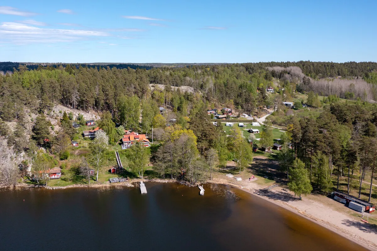 1907 Swedish Country House with Expansive Gardens and Lakeside Views - Image 2