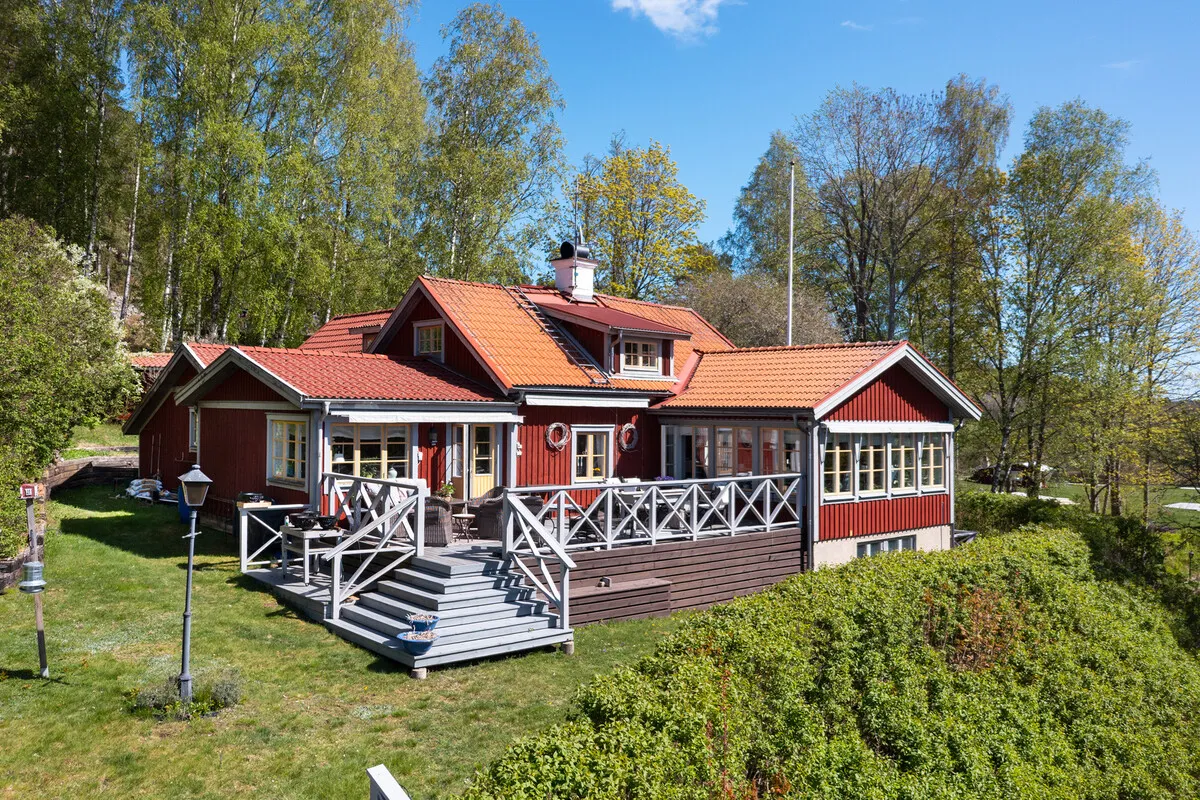 1907 Swedish Country House with Expansive Gardens and Lakeside Views - Image 4