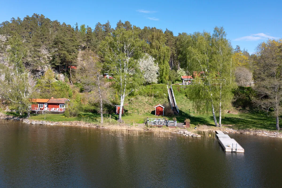 1907 Swedish Country House with Expansive Gardens and Lakeside Views - Image 5
