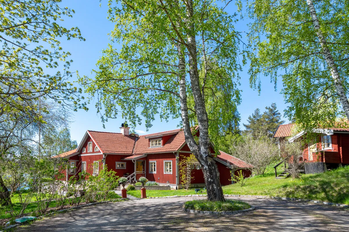 1907 Swedish Country House with Expansive Gardens and Lakeside Views - View image 8 of 67