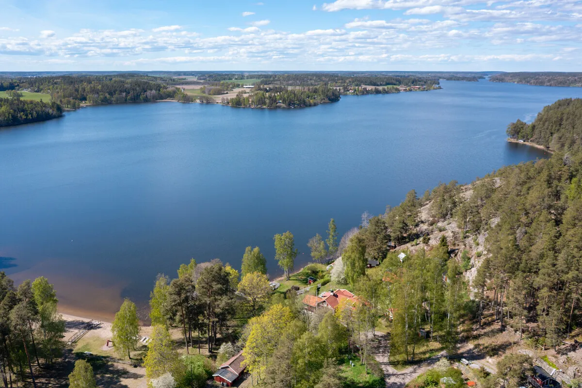 1907 Swedish Country House with Expansive Gardens and Lakeside Views - View image 9 of 67