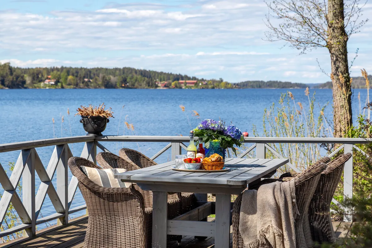 1907 Swedish Country House with Expansive Gardens and Lakeside Views - View image 14 of 67
