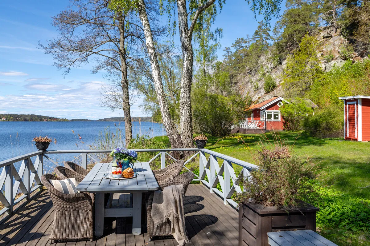 1907 Swedish Country House with Expansive Gardens and Lakeside Views - View image 15 of 67