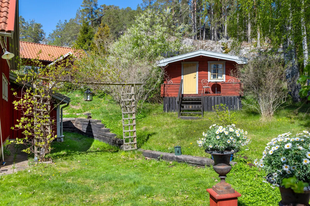 1907 Swedish Country House with Expansive Gardens and Lakeside Views - View image 18 of 67