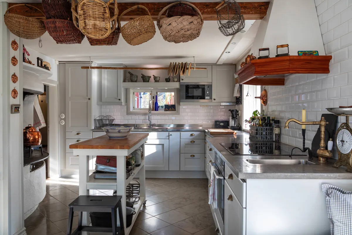 1907 Swedish Country House with Expansive Gardens and Lakeside Views - View image 28 of 67