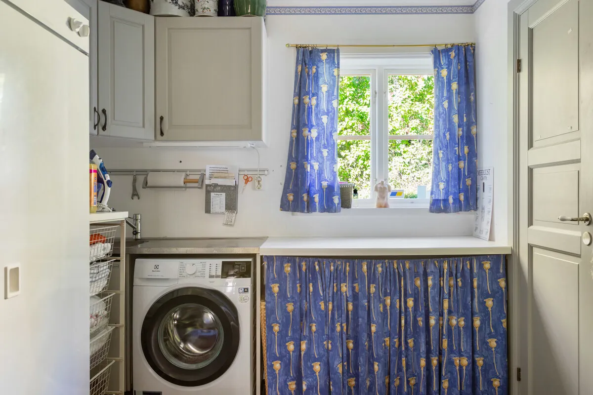 1907 Swedish Country House with Expansive Gardens and Lakeside Views - View image 37 of 67