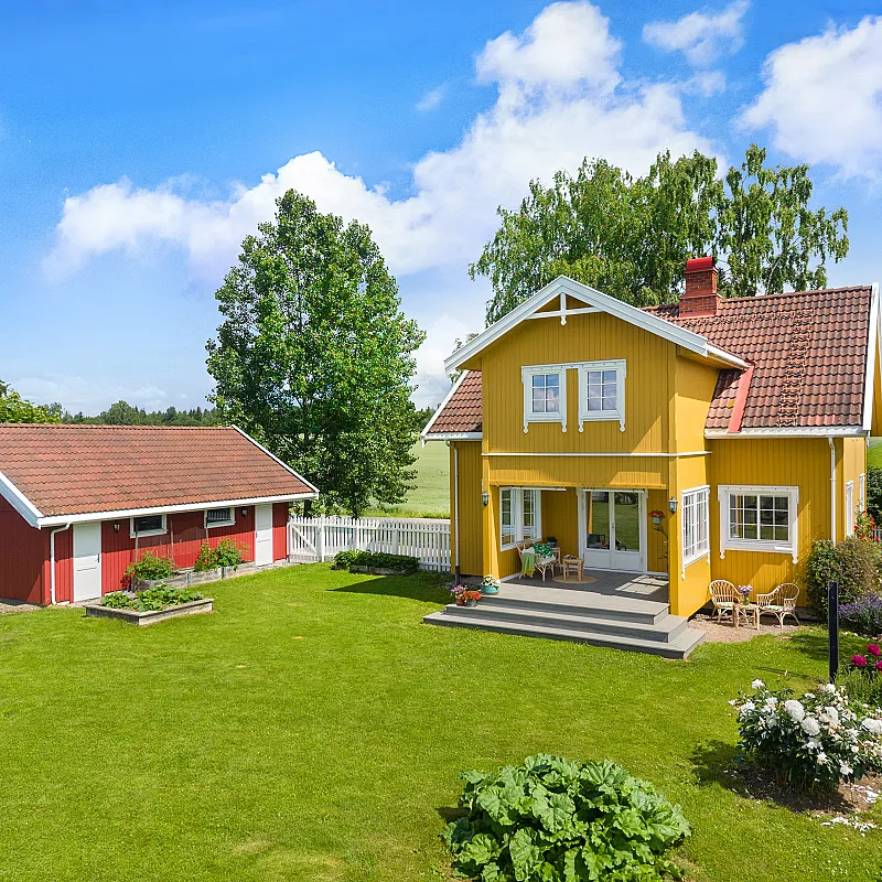 1940s Family Home with Lake Views in Stange Vestbygd, Norway