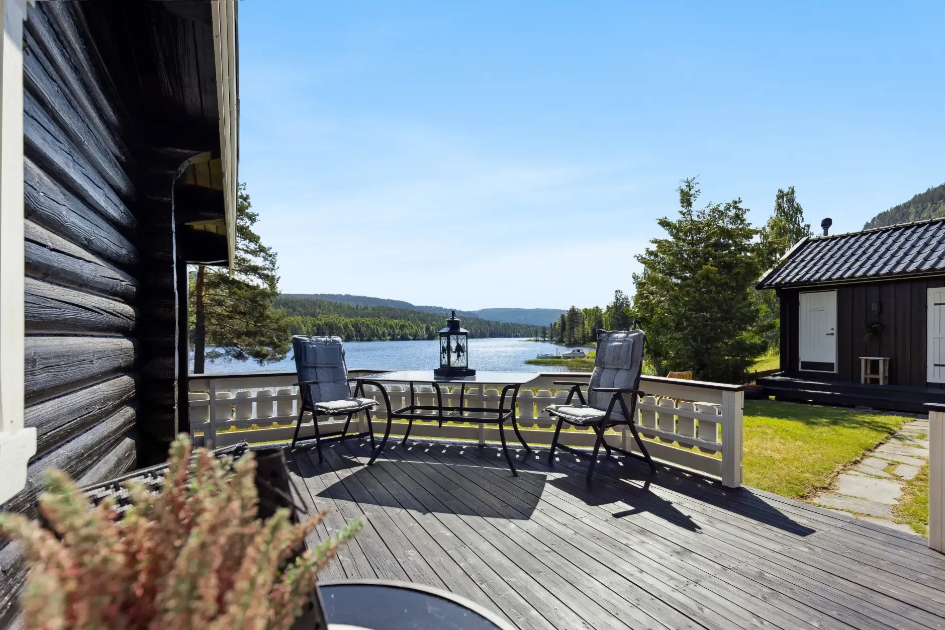 Norsk landsted fra 1940’erne ved søen med have og terrasse - Image 2