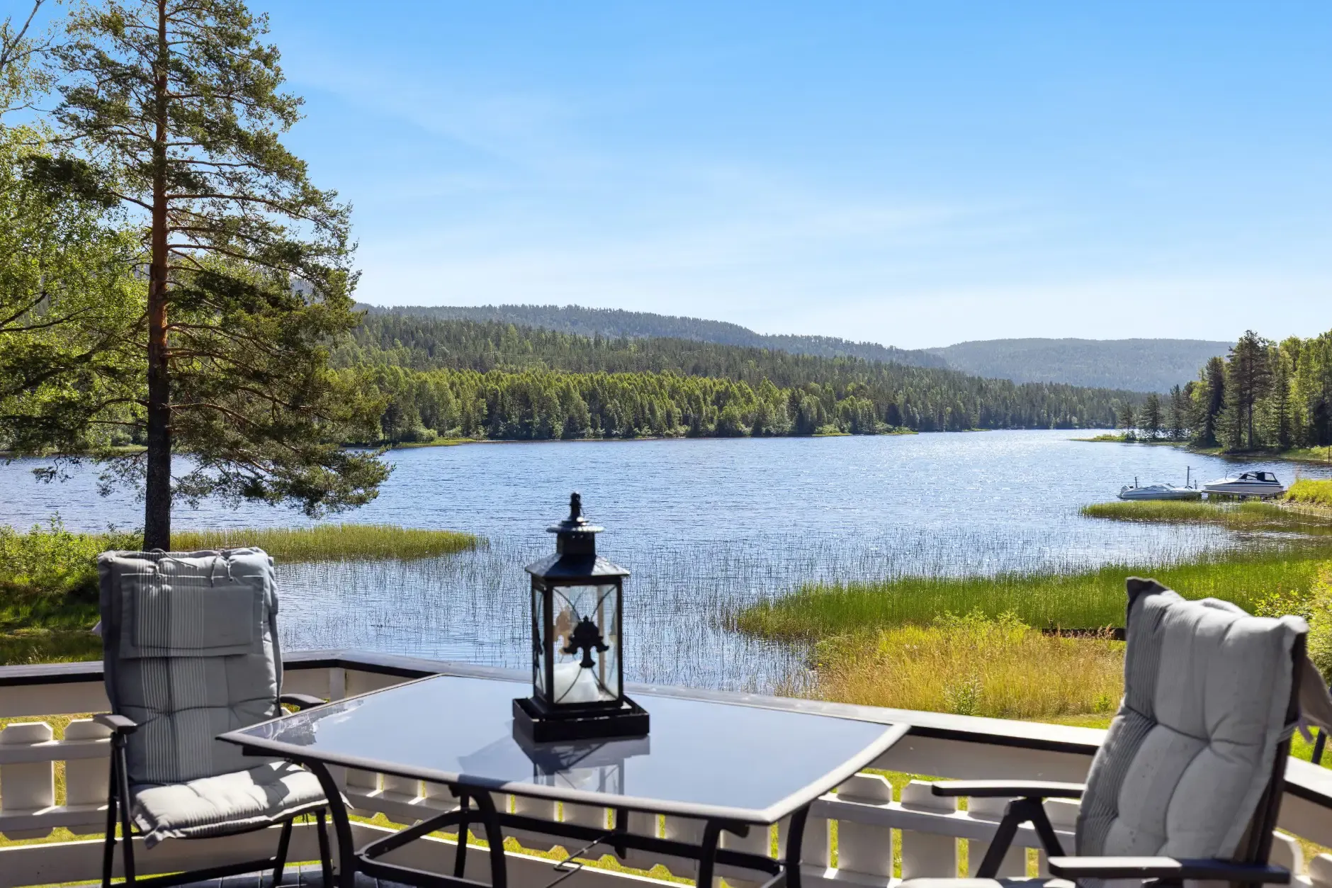 Norsk landsted fra 1940’erne ved søen med have og terrasse - Image 3