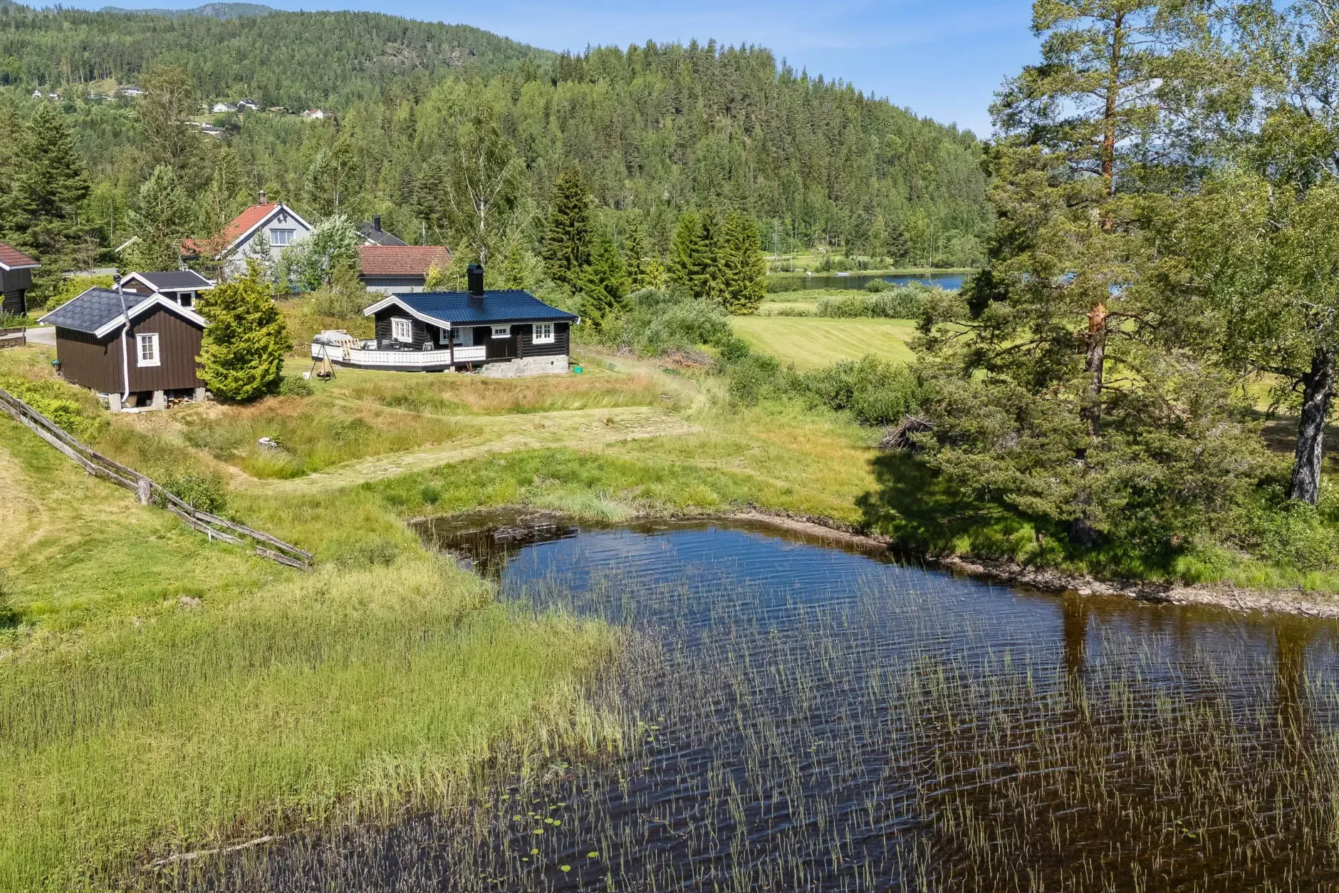Norsk landsted fra 1940’erne ved søen med have og terrasse - Image 4