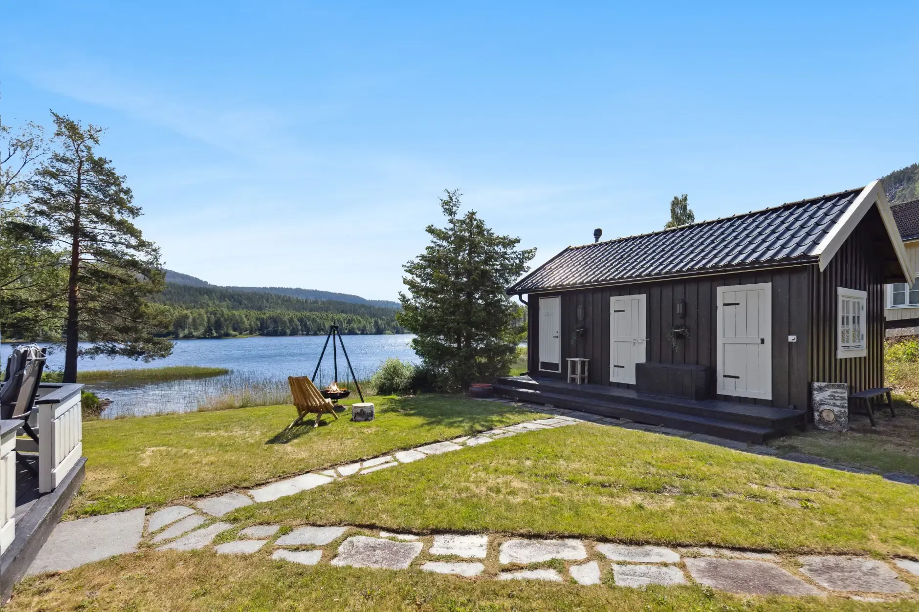 Norsk landsted fra 1940’erne ved søen med have og terrasse - Image 5