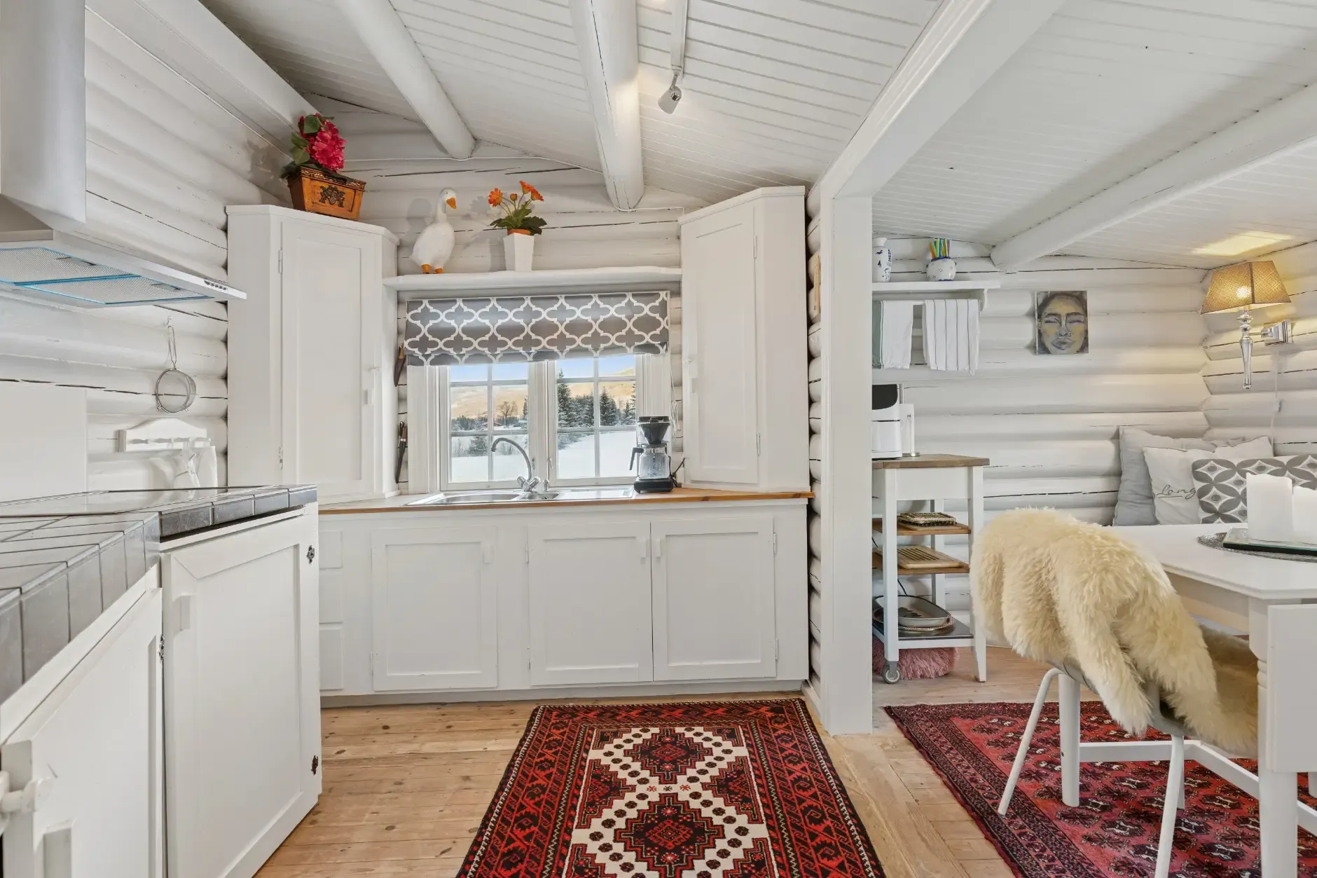 Norsk landsted fra 1940’erne ved søen med have og terrasse - Vis billede 11 af 35